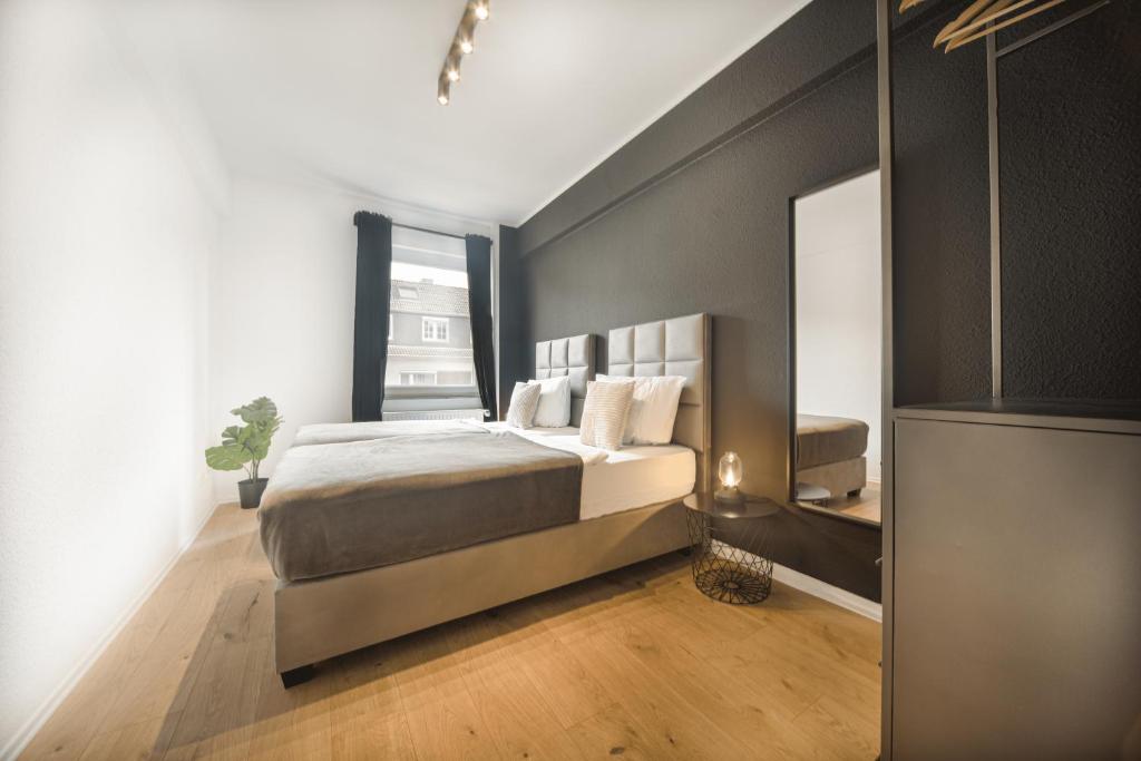 Business Suites Essen Fair-Uniklinik-Balcony-Walk-In Shower, Essen ...