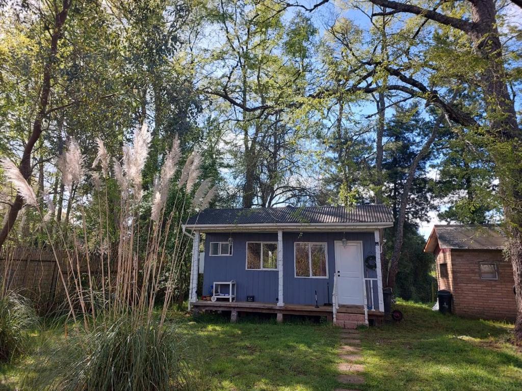 a tiny house in the middle of a yard at Cabaña Campestre in Osorno