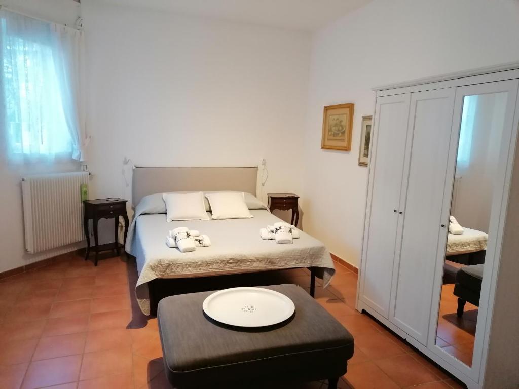 een slaapkamer met een bed en een tafel met handdoeken bij Grazioso appartamento tra cultura, lago e montagna in Pomarolo