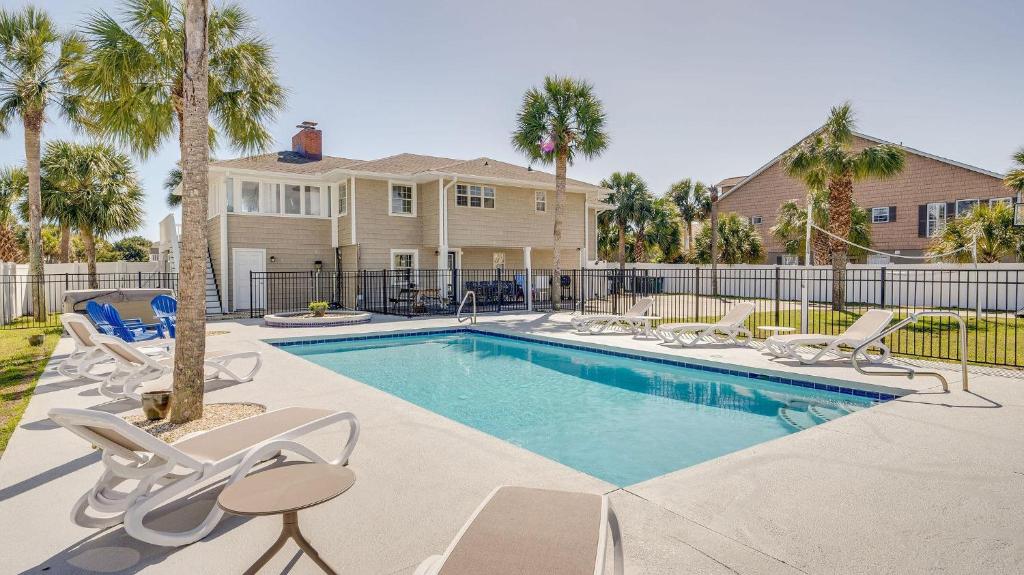 una piscina con sillas y una casa en Key West House- 2nd Row- Beach House-Cherry Grove, en Myrtle Beach