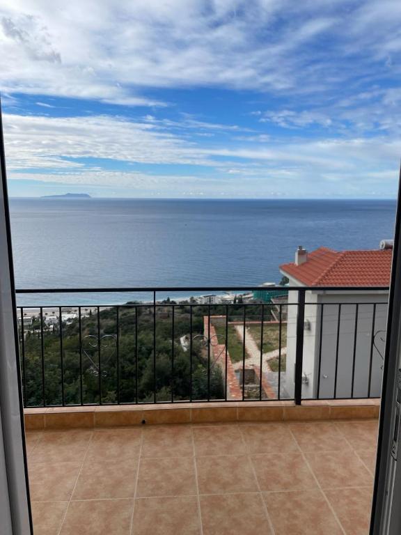 Vista generica sul mare o vista sul mare dall'interno dell'affittacamere