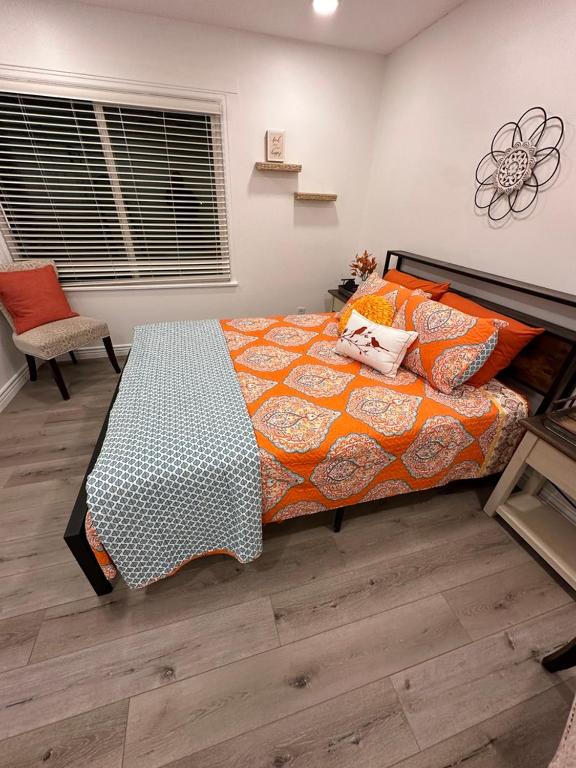 Postel nebo postele na pokoji v ubytování 2BR Gem: Modern Comfort & Style