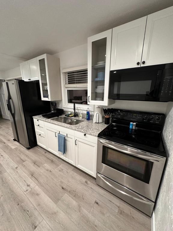 Kuchyň nebo kuchyňský kout v ubytování 2BR Gem: Modern Comfort & Style