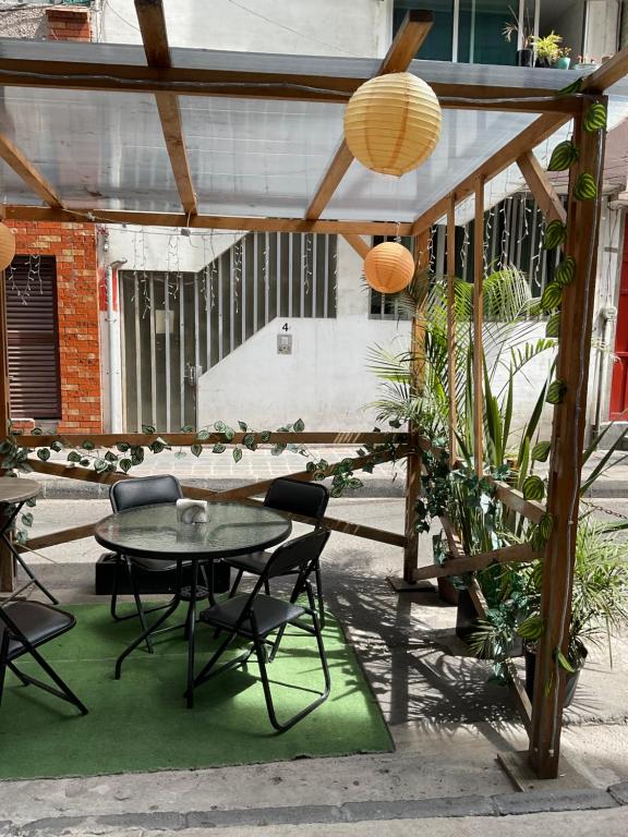 un patio con mesa y sillas en Hostal Boutique de Venecia, en Ciudad de México