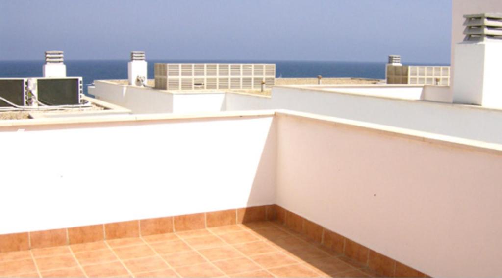 Meerblick vom Dach eines Gebäudes in der Unterkunft Dúplex en primera línea Playa Faro in Garrucha