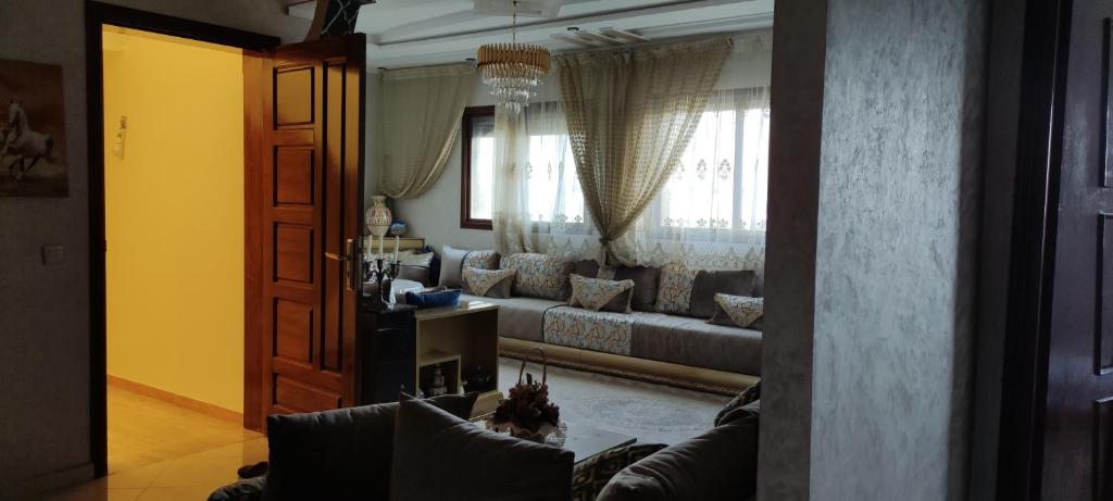 a living room with a couch and a window at رياض النخيل in Aïn el Apuda