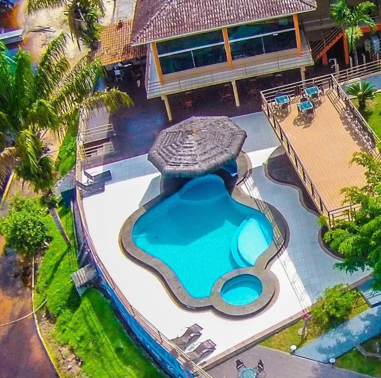 an overhead view of a swimming pool at a resort at HOTEL DA MARGEM in Manaus