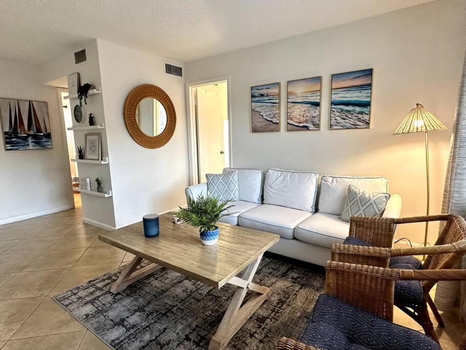 ein Wohnzimmer mit einem Sofa und einem Tisch in der Unterkunft Renovated Cozy Apartment in Naples (1.4 miles from the beach) in Naples