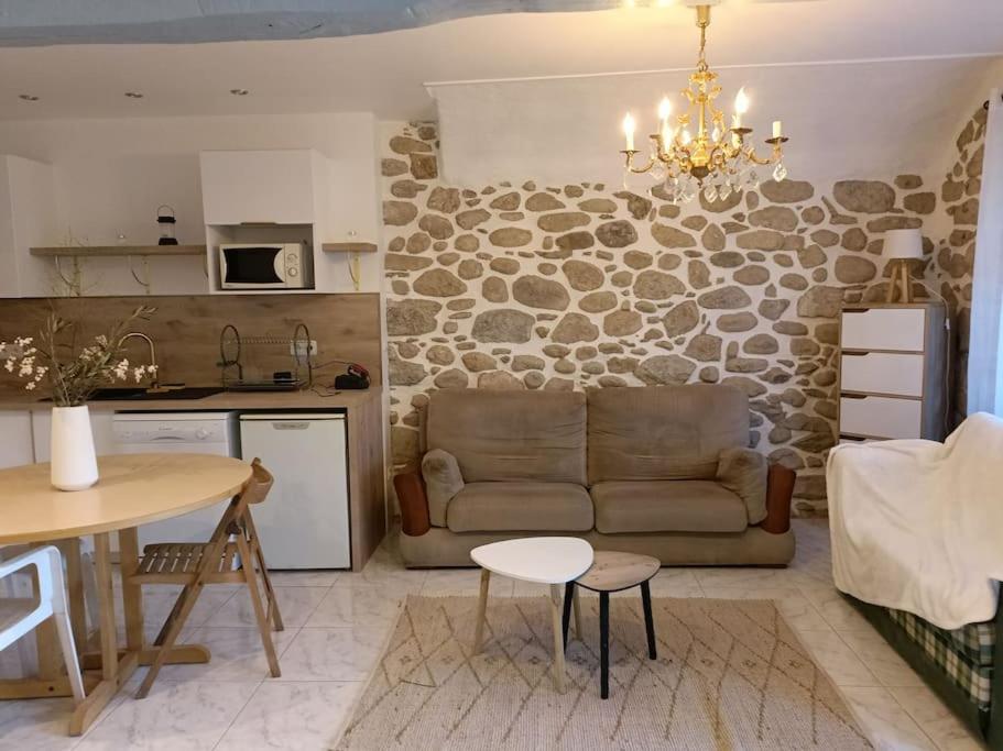 Kuchyň nebo kuchyňský kout v ubytování Paisible et cosy