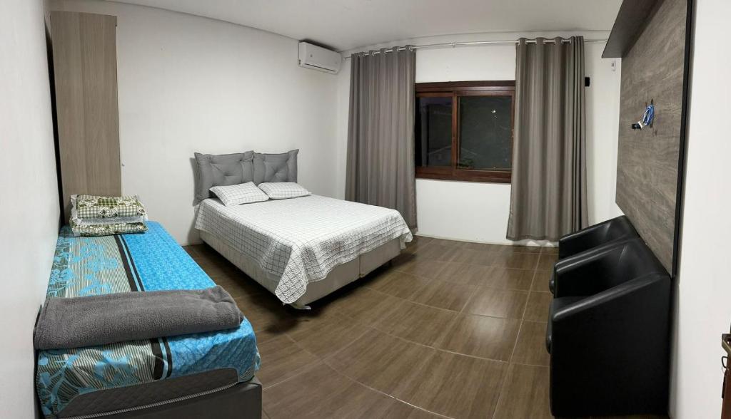 Ένα ή περισσότερα κρεβάτια σε δωμάτιο στο Casa Liberdade