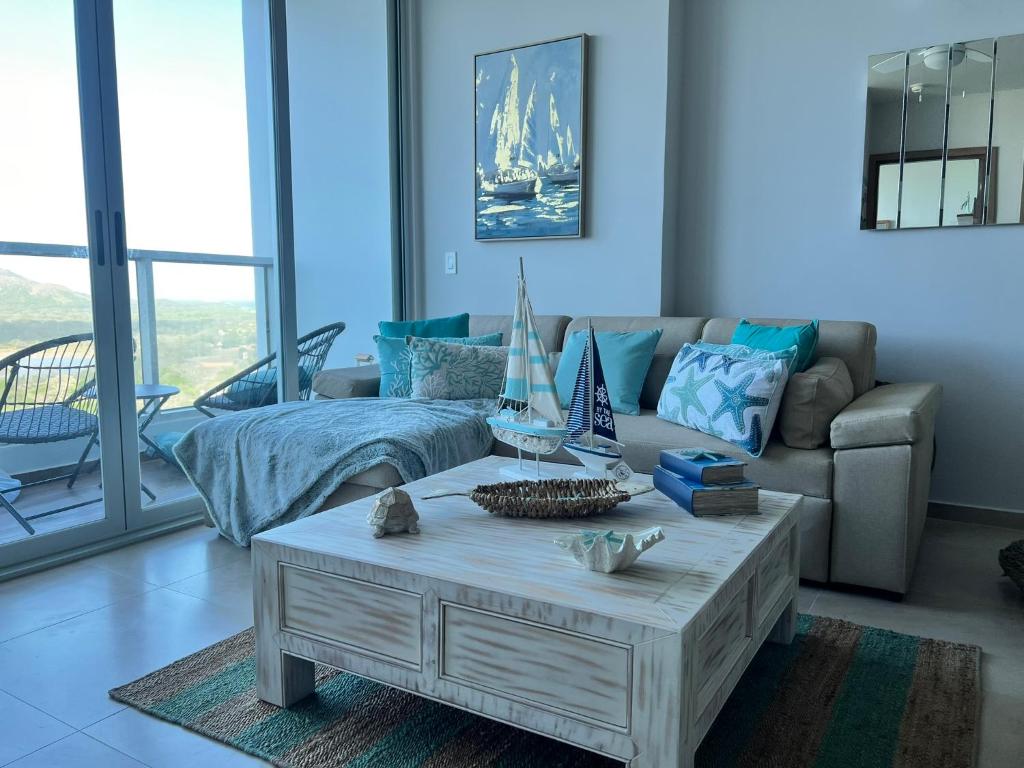 uma sala de estar com um sofá e uma mesa de centro em Apartamento de playa con calor de hogar em Nueva Gorgona