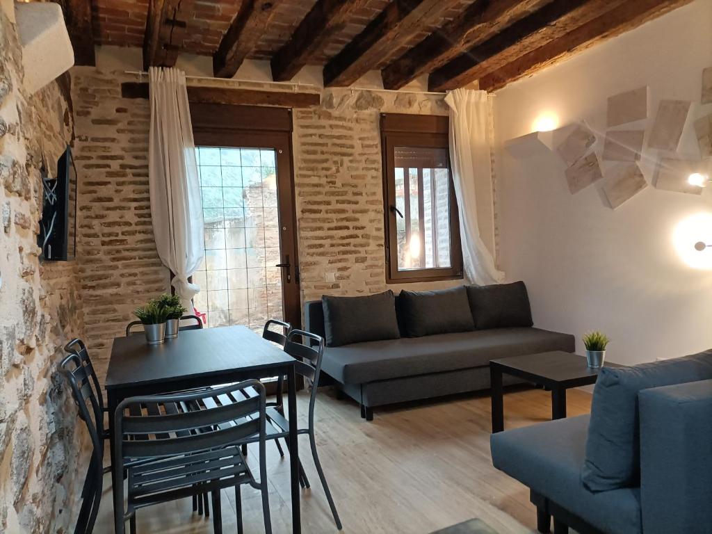 een woonkamer met een bank en een tafel bij El Mirador del Valle FACIL ACCESO con COCHE in Toledo
