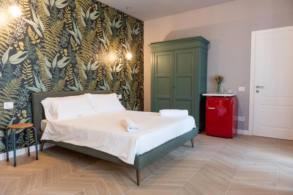 得利雅斯特的住宿－CASA PEPE ROOMS & APARTMENTS，一间卧室设有一张床和绿色的墙壁
