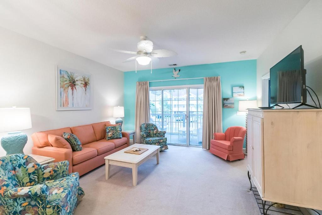 Μια τηλεόραση ή/και κέντρο ψυχαγωγίας στο Barefoot Resort - Cypress Bend 123 - Windy Hill