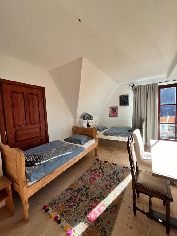 een slaapkamer met 2 bedden, een stoel en een raam bij U Kapiarza in Klikuszowa