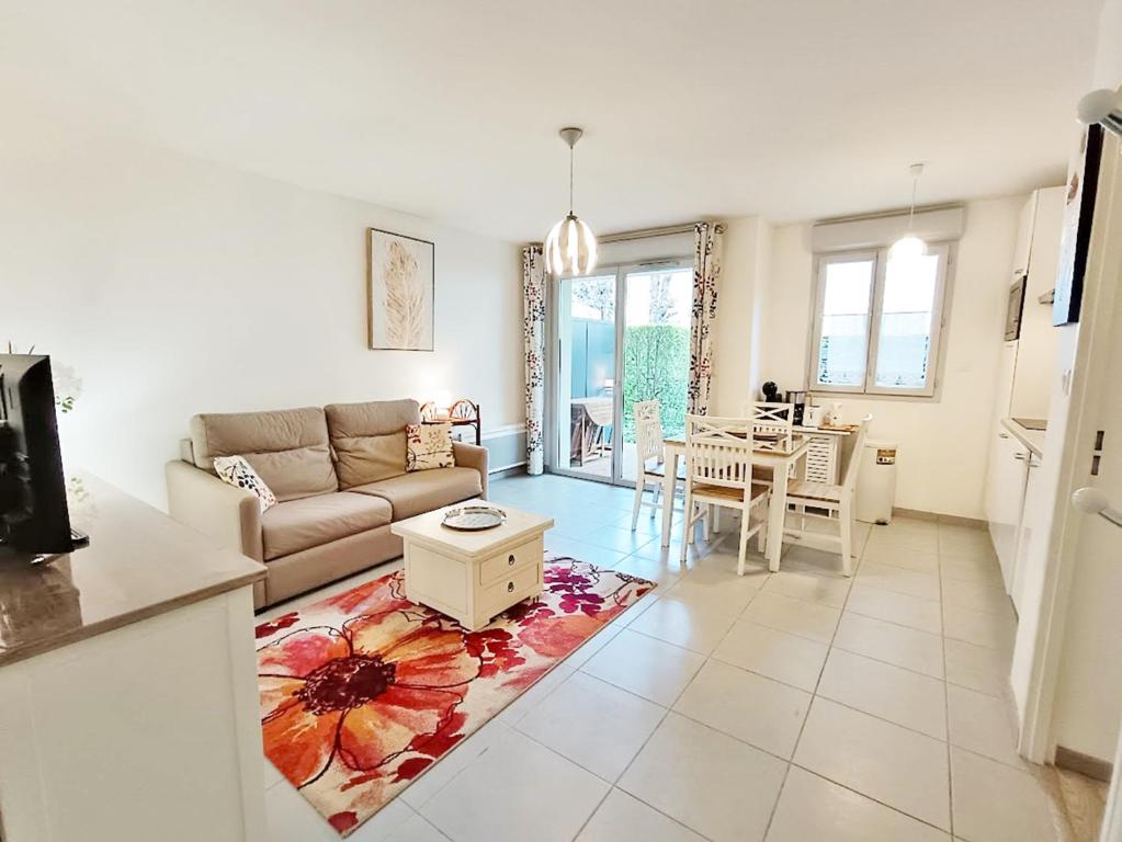 un salon avec un canapé et une table dans l'établissement Sylvie8, T2, centre Luchon, jardin, 4 personnes, à Luchon