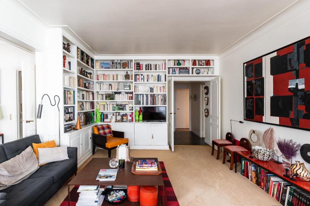 un soggiorno con divano e tavolo di Charming apartment in the heart of Paris - Welkeys a Parigi