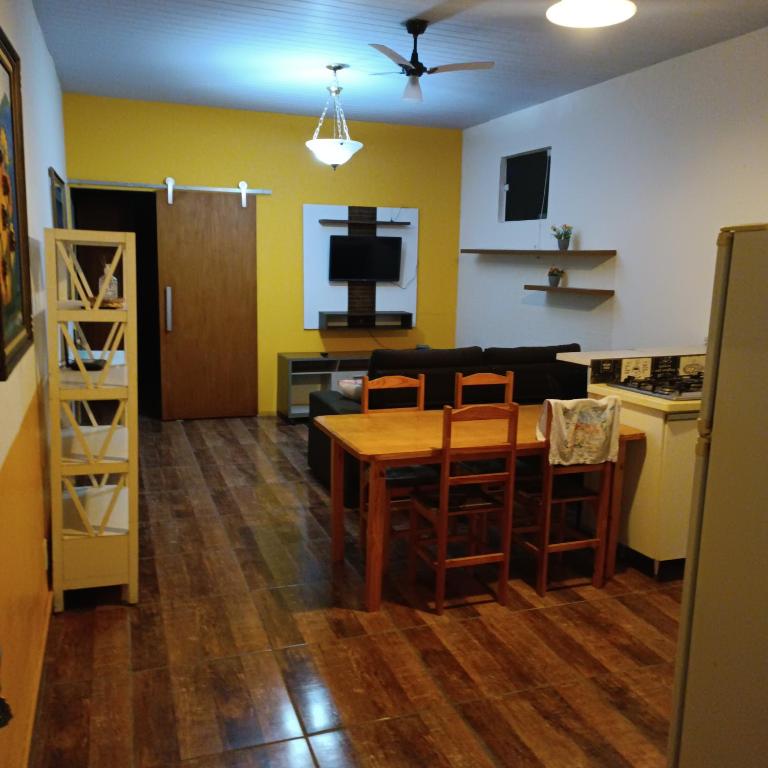 una cucina e un soggiorno con tavolo e divano di casa de 1 Dorm prox Unesp Botucatu a Botucatu