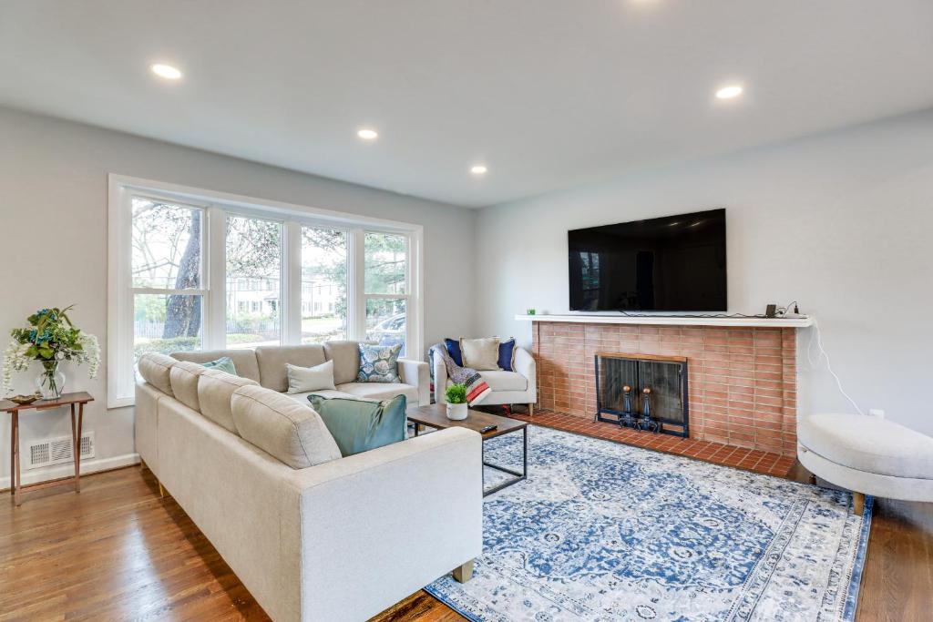 A seating area at Updated Home with Yard about 4 Mi to Old Town Alexandria