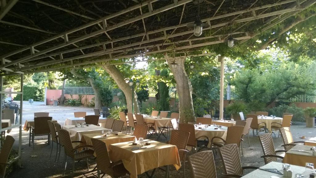 Gallery image of Logis Hotel Restaurant la Ferme in Avignon