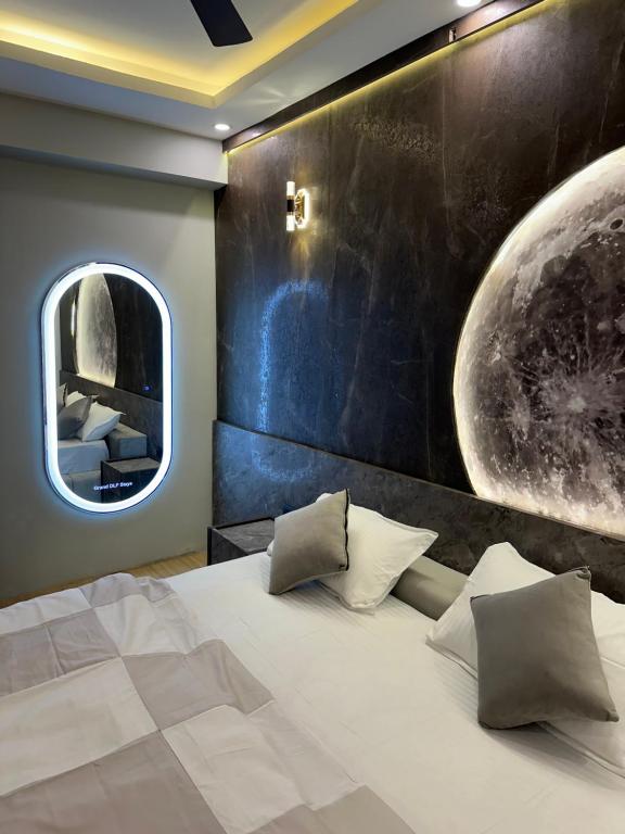 勒克瑙的住宿－Grand DLF Stays，一间卧室设有一张大床和一个圆形窗户。