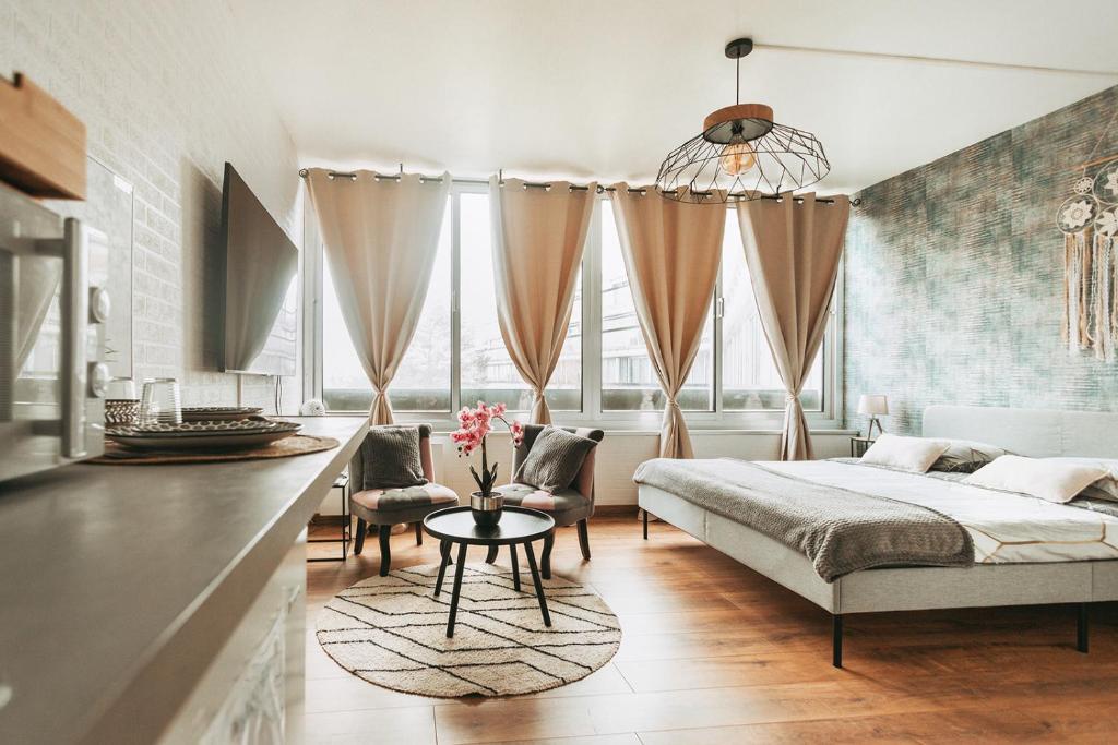 a bedroom with a bed and a table at Studio côté nature - trois épis de Turckheim in Turckheim