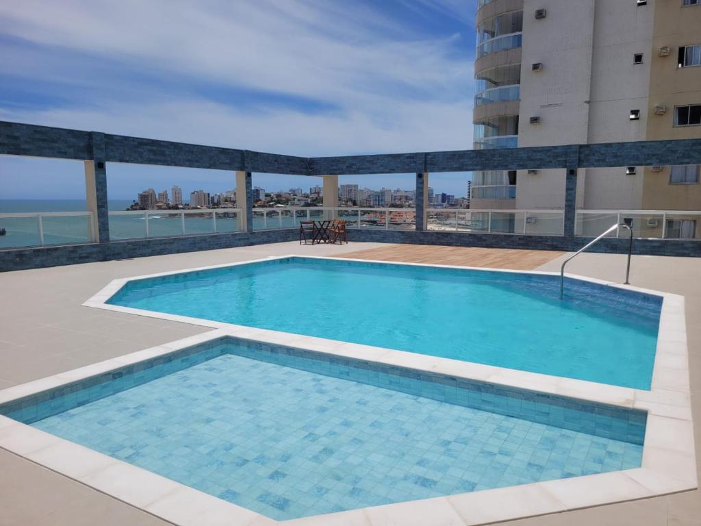 a swimming pool on the roof of a building at Apartamento com Vista para o Mar in Guarapari