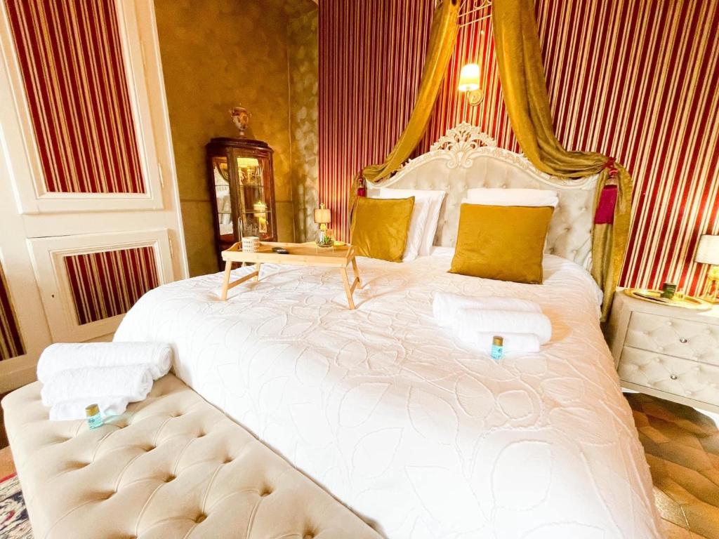 Een bed of bedden in een kamer bij Chateau Bourgeoisie ***