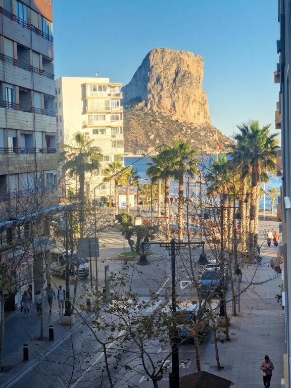 Blick auf einen Berg mit Palmen und Gebäuden in der Unterkunft Apartamento Caribe Playa in Calpe