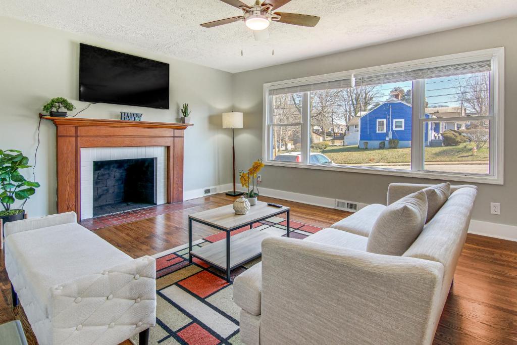 Khu vực ghế ngồi tại Asheville Haven Less Than 2 Mi to Biltmore and Downtown