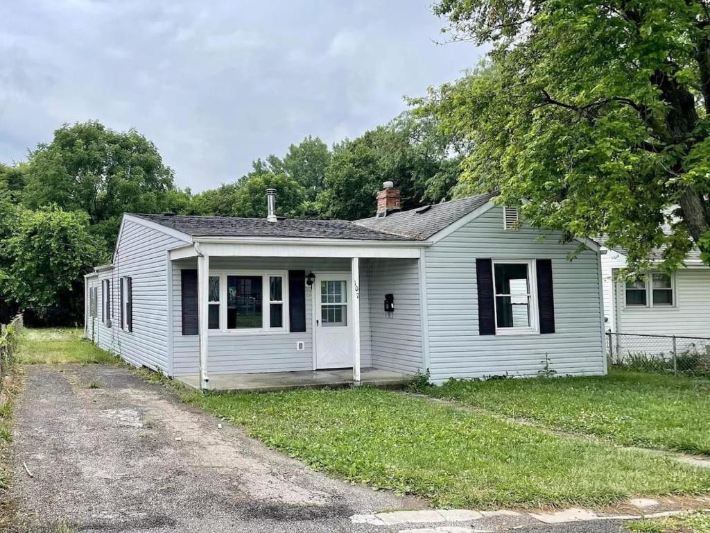 a small white house with a driveway at Housepitality - The Southside Ranch in Columbus