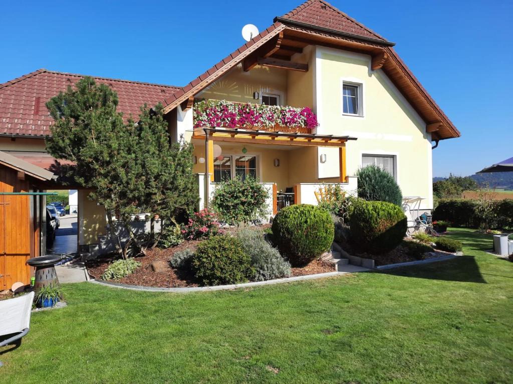 ein Haus mit einem Balkon mit Blumen darauf in der Unterkunft Apartment Martin 