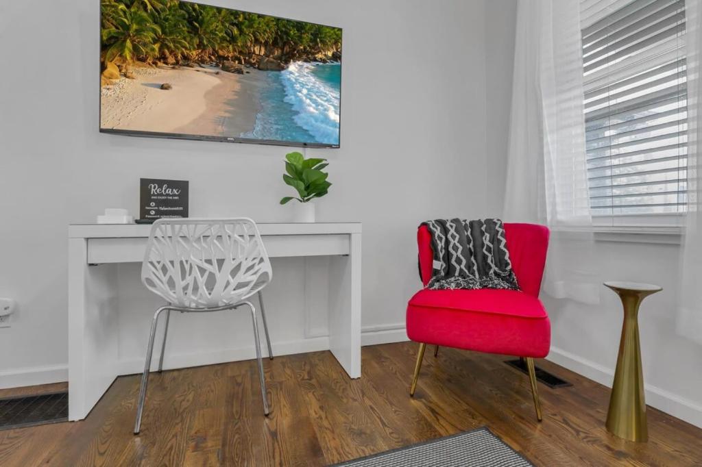 een bureau en een stoel in een kamer bij The Village Cottage in Columbus