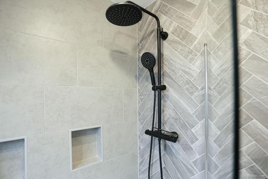 um chuveiro com uma cabeça de chuveiro preta na casa de banho em Serene Escape, Perfect Location in Canterbury Free Parking em Chartham