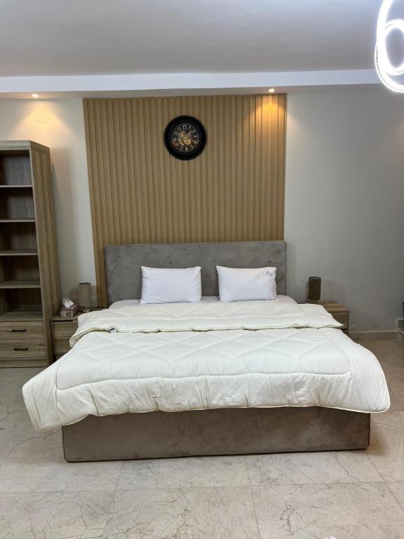 Postel nebo postele na pokoji v ubytování Cozy Royal Rooms in new cairo