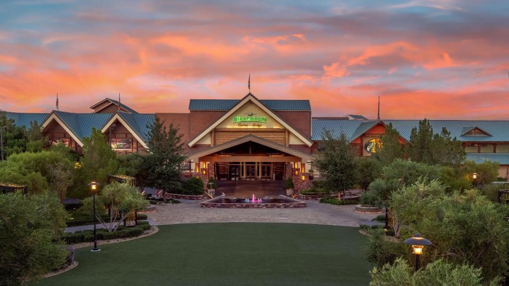 un lodge con una puesta de sol en el fondo en Silverton Casino Lodge - Newly Renovated, en Las Vegas