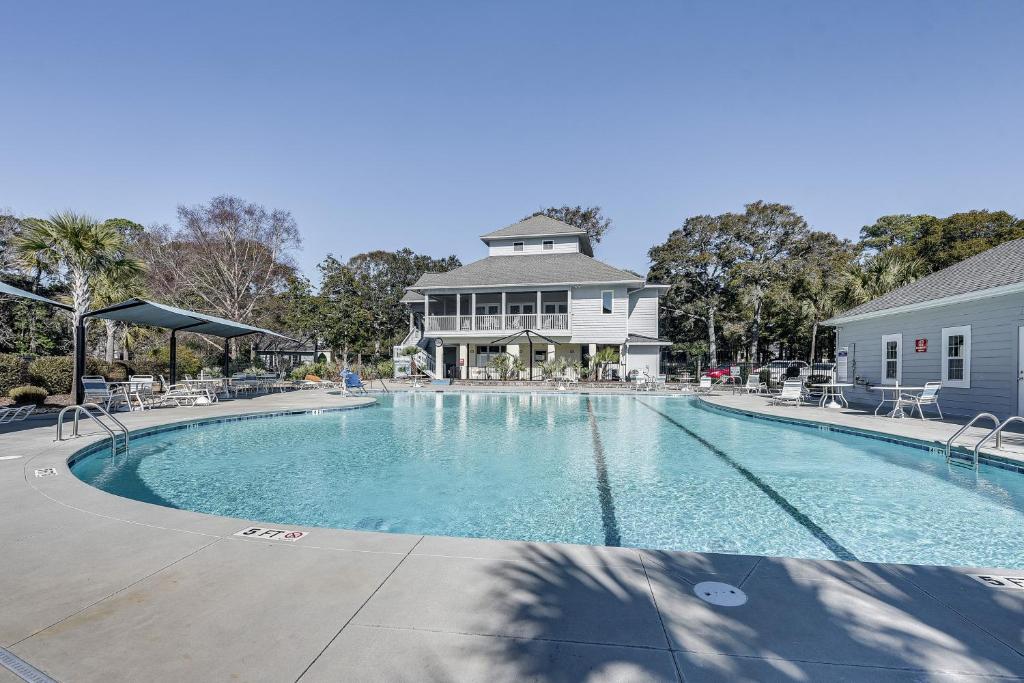 een groot zwembad voor een huis bij First-Floor Condo Less Than 1 Mi to Sunset Beach Access! in Sunset Beach
