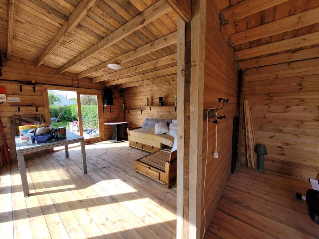 een grote houten kamer met een bed en een tafel bij Villa Oriel 2 à NEUFCHATEL-HARDELOT in Neufchâtel-Hardelot