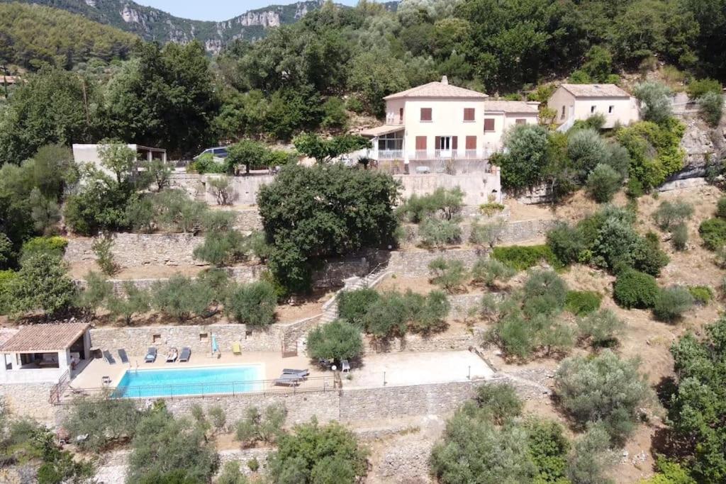 einen Luftblick auf eine Villa mit einem Pool in der Unterkunft Grande villa avec magnifique piscine et vue à couper le souffle à 20 minutes de Hyères ! in Belgentier