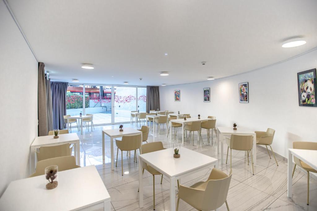 Restoran või mõni muu söögikoht majutusasutuses Miralago Locarno Easy Rooms