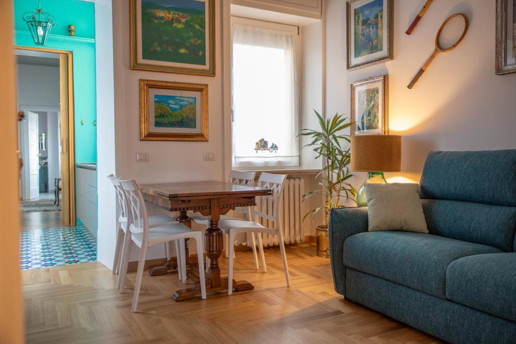 uma sala de estar com uma mesa e um sofá em Dimore Santojanni - Il Salotto dei Portici nel centro di Potenza em Potenza