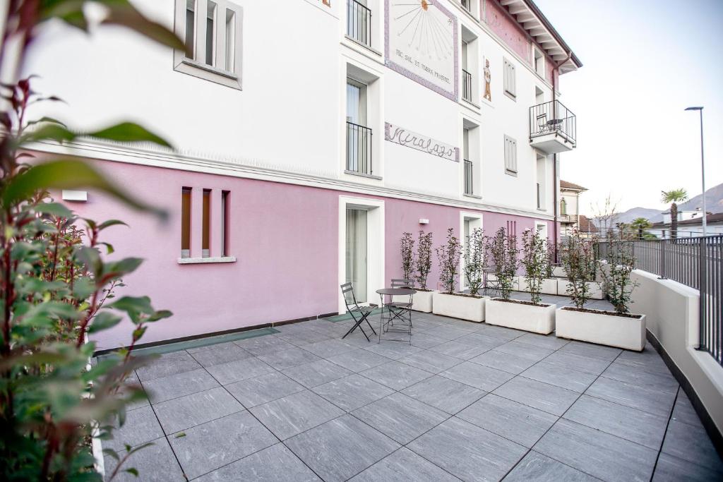 Rõdu või terrass majutusasutuses Miralago Locarno Easy Rooms