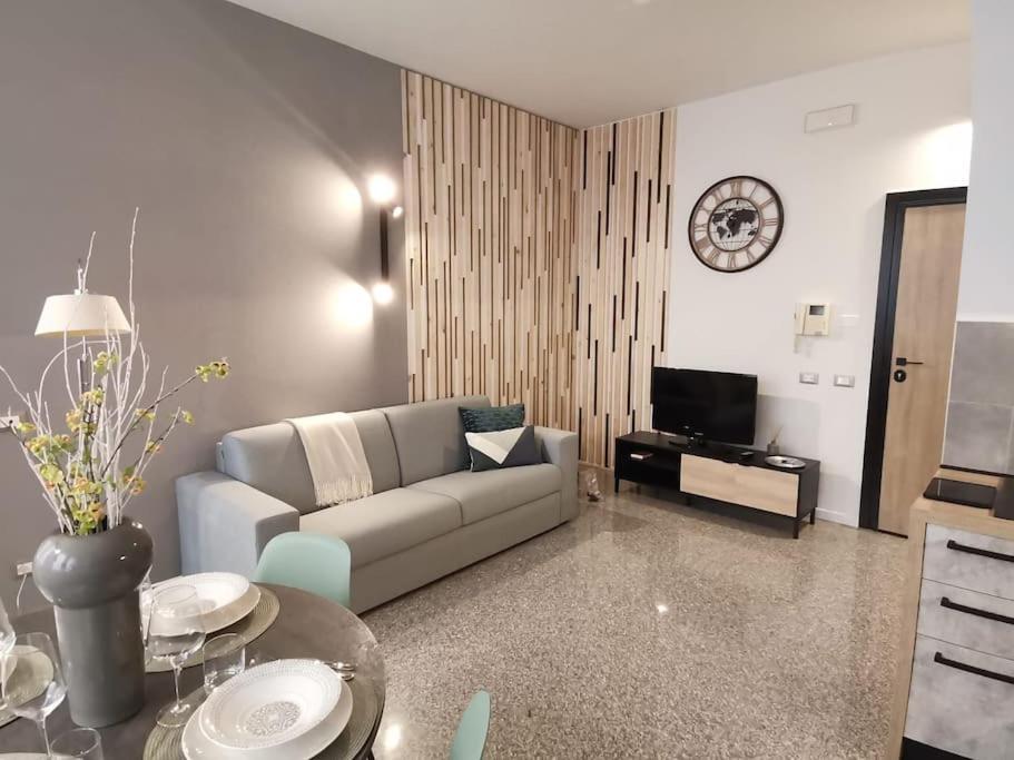 a living room with a couch and a tv at Appartamento bilocale tra Venezia e Treviso! in Quarto dʼAltino