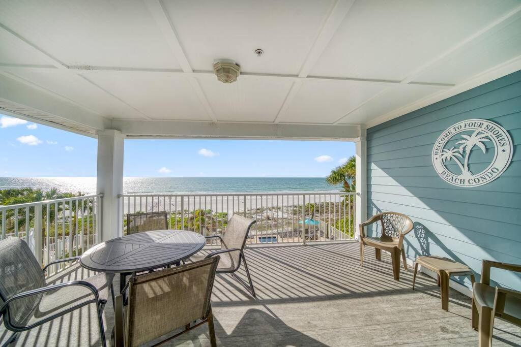 porche con mesa, sillas y vistas al océano en Four Shores Unit 1 Beach Condo Direct Gulf with Pool & Spa, en Clearwater Beach