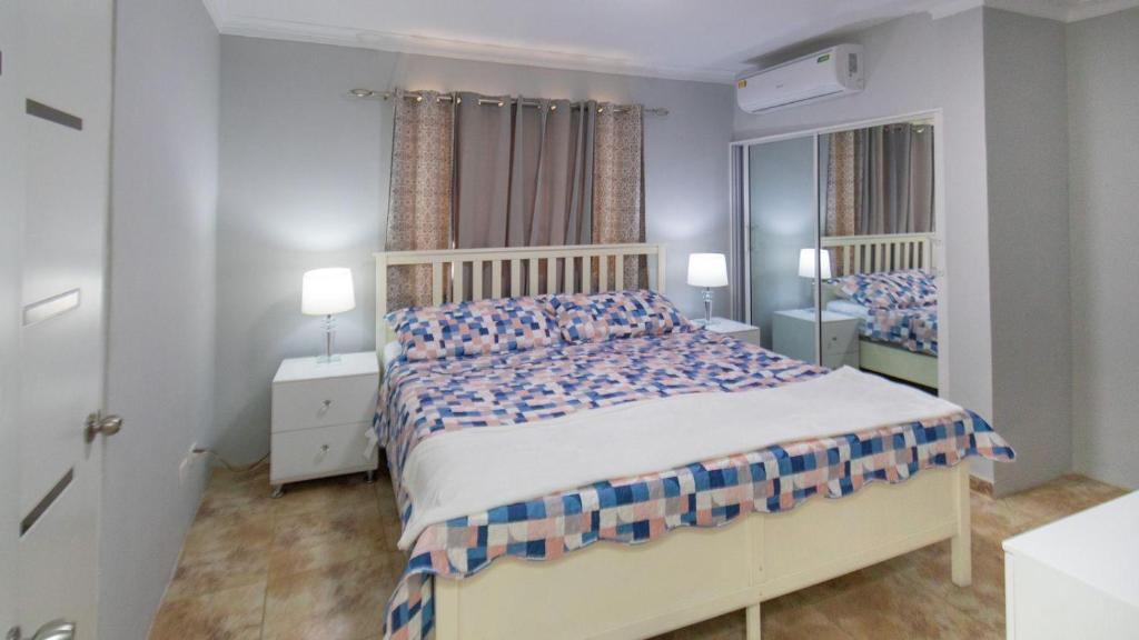 Postel nebo postele na pokoji v ubytování Nely y Pietro share apartment