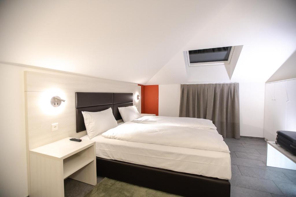 Voodi või voodid majutusasutuse Miralago Locarno Easy Rooms toas
