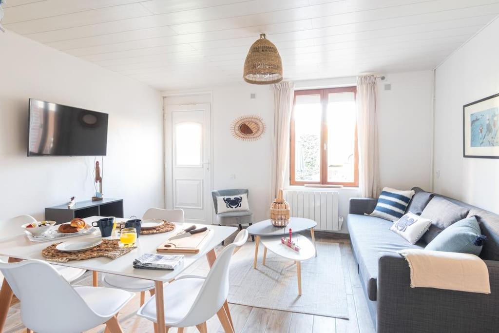 un salon avec un canapé et une table dans l'établissement Le Refuge d'Arsène - Echappée sur l'Aiguille, à Étretat