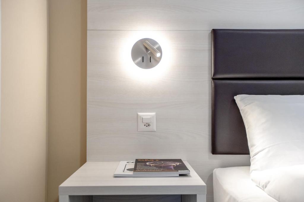 Voodi või voodid majutusasutuse Miralago Locarno Easy Rooms toas