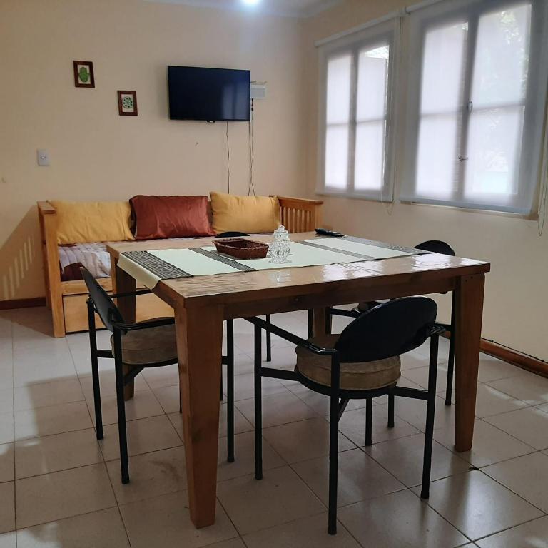een tafel en stoelen in een woonkamer met een bank bij Dpto céntrico exc. ubicación in Mendoza