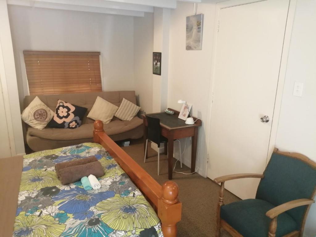 Posezení v ubytování 1 Queen Bed and 1 Sofa Bed, Studio B, 25 Glenfell Place, Epsom, Auckland